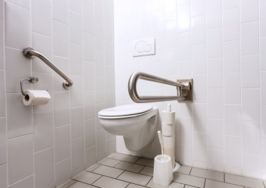 Туалет оборудованный поручнями для инвалидов
